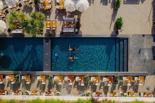 una vista sul tetto di una piscina con sedie e una barca di Saccharum - Resort and Spa - Savoy Signature a Calheta