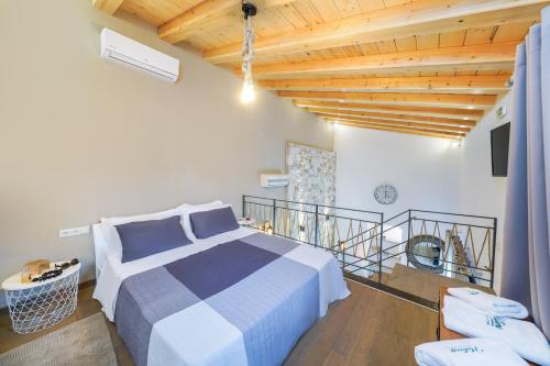 1 dormitorio con cama y techo de madera en Natura Bungalows, en Limenas