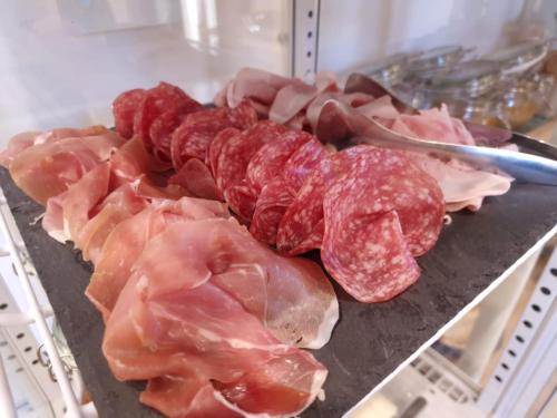 un montón de diferentes tipos de carne en un estante en Casaldo's rooms, en Florencia