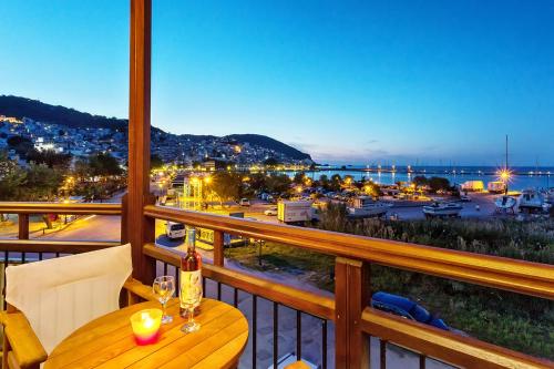 un tavolo su un balcone con vista sul porto di Akti Fine Rooms a Skopelos Town