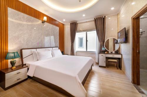 Savio Hotel Trieu Viet Vuong房間的床