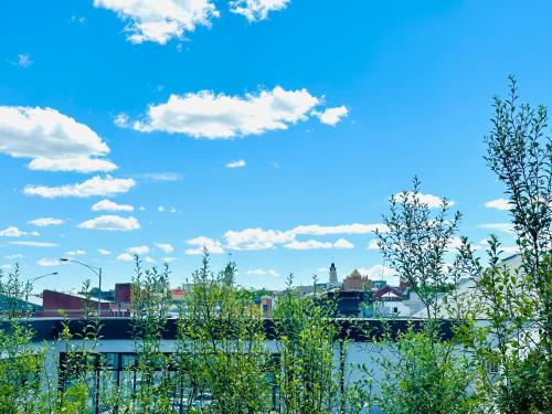 vistas a una ciudad con cielo azul y nubes en Comfort Inn & Suites City Views, en Ballarat