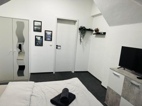 um quarto com uma cama com um chapéu preto em Ferienwohnung Flaming House Bitterfeld em Bitterfeld