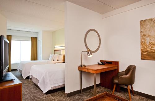 Giường trong phòng chung tại SpringHill Suites Chesapeake Greenbrier