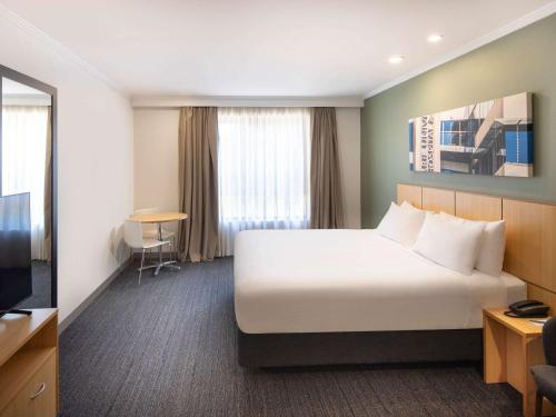 Giường trong phòng chung tại Mercure Sydney Macquarie Park