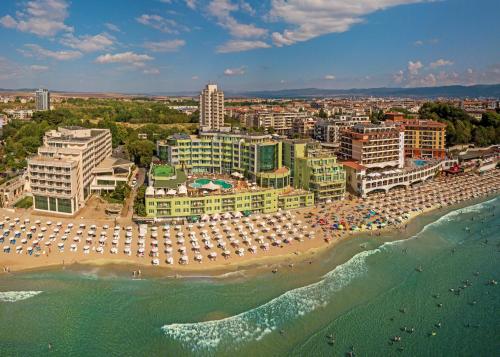 een luchtzicht op een strand met parasols en gebouwen bij MPM Hotel Arsena - Ultra All Inclusive in Nesebar