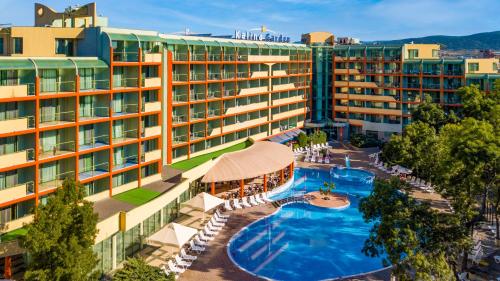 uma vista aérea de um hotel com uma piscina em MPM Hotel Kalina Garden - All Inclusive em Sunny Beach