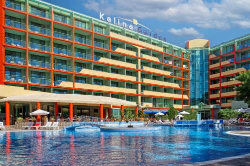 um hotel com piscina em frente a um edifício em MPM Hotel Kalina Garden - All Inclusive em Sunny Beach