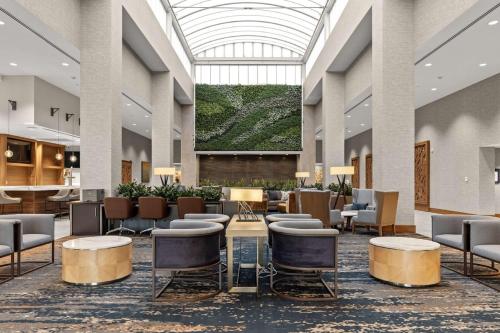 Area tempat duduk di Embassy Suites By Hilton Irving Las Colinas