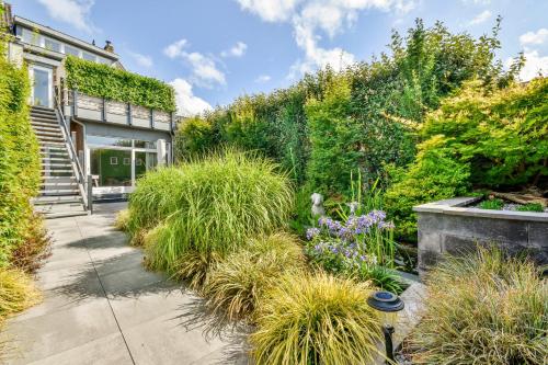 リッセにあるHeerehuys Lisseの高草植物庭園