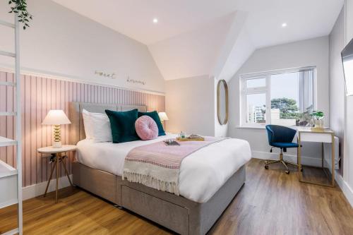 um quarto com uma cama grande e uma janela em Sea Breeze - Coast em Bournemouth