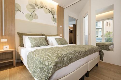 a bedroom with a large bed in a room at Hotel Cavalieri Palace in Lido di Jesolo