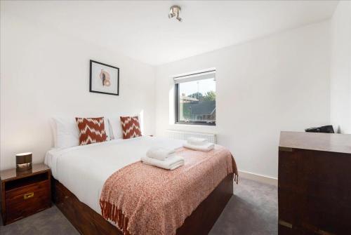 - une chambre avec un lit et 2 serviettes dans l'établissement Sandmere Road by CAPITAL, à Londres