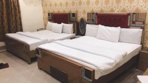 A bed or beds in a room at Hotel PAK Continental Multan