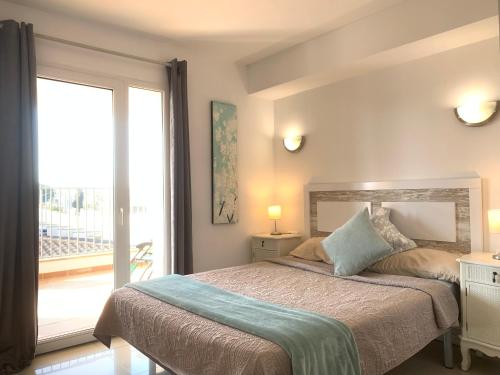 Cama ou camas em um quarto em Waterside Apartment - Two Bedroom