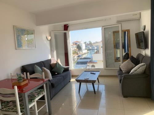 Uma área de estar em Waterside Apartment - Two Bedroom