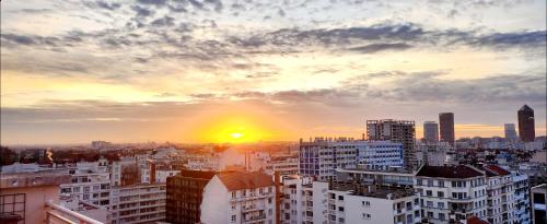 uitzicht op een stad met de ondergaande zon bij PLEIN SUD Terrasse Panoramique Garage Netflix Climatisation in Lyon