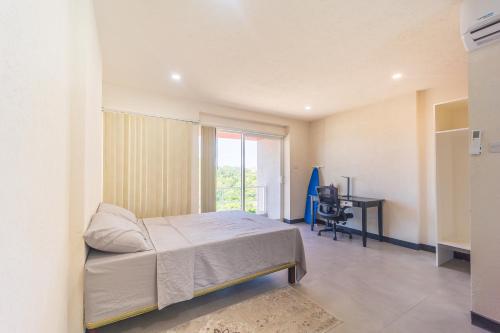 Giường trong phòng chung tại Kahili Apartments