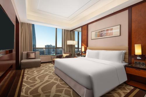 Cama ou camas em um quarto em Crowne Plaza Tianjin Binhai Center, an IHG Hotel