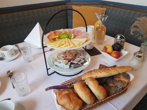 een tafel met een bord eten erop bij Gasthof Brandlhof in Wolfsegg am Hausruck