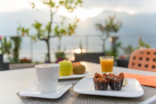 Makanan di atau di tempat lain dekat hotel