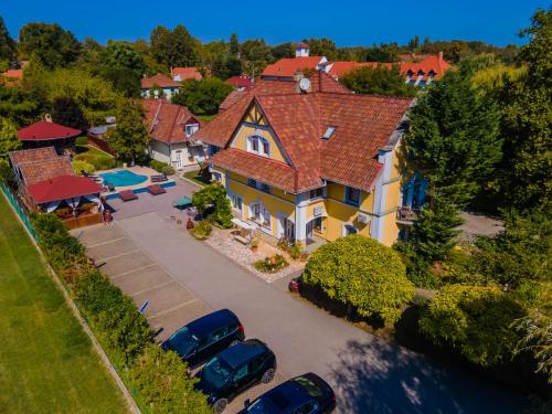 uma vista aérea de uma casa com carros estacionados numa entrada em Jade Panzio em Balatonföldvár