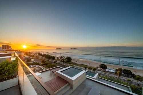 vista sulla spiaggia al tramonto da un edificio di Lifestyle Laghetto Collection a Rio de Janeiro