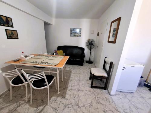 a living room with a table and chairs at Córdoba Te Espera in Cordoba