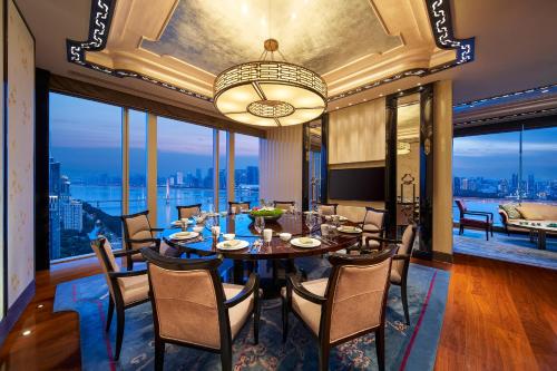 Uma área de estar em The Azure Qiantang, a Luxury Collection Hotel, Hangzhou