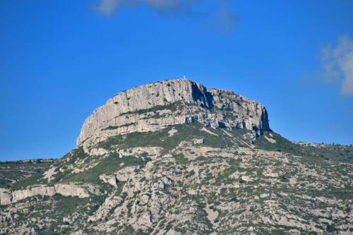 una montagna rocciosa con un cielo blu sullo sfondo di Logement très chaleureux à Marseille a Marsiglia