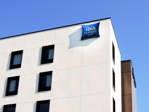 Señal de cubo aubs al lado de un edificio en ibis budget Amiens Centre Gare, en Amiens