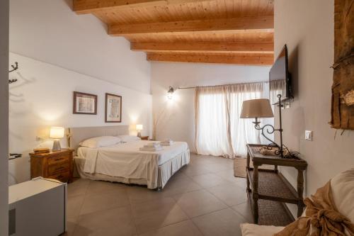 een hotelkamer met een bed en een raam bij Centrocittà - Dimore Esclusive in Olbia