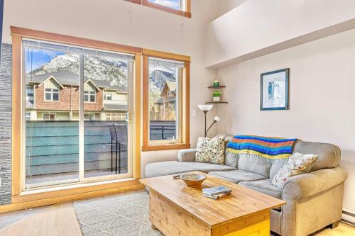 Un lugar para sentarse en Canmore Mountain view loft apartment heated outdoor pool