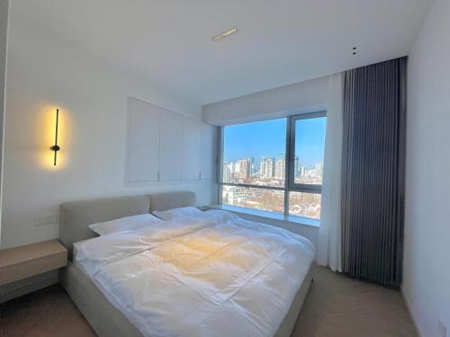 Tempat tidur dalam kamar di ZHome-Count luxury apartment