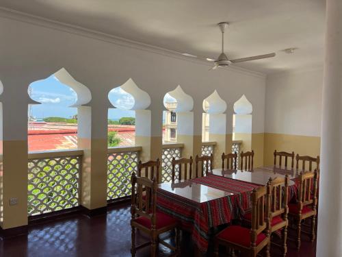 Bin Omiar Malindi Apartment tesisinde bir balkon veya teras