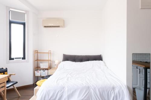 A bed or beds in a room at 1930 French Minimalist Apartment