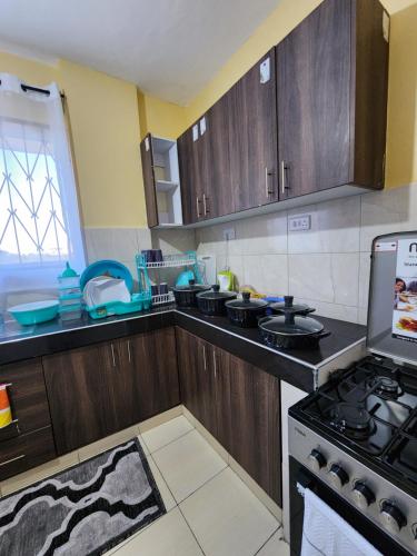 Virtuve vai virtuves zona naktsmītnē Airbnb Mombasa Bamburi