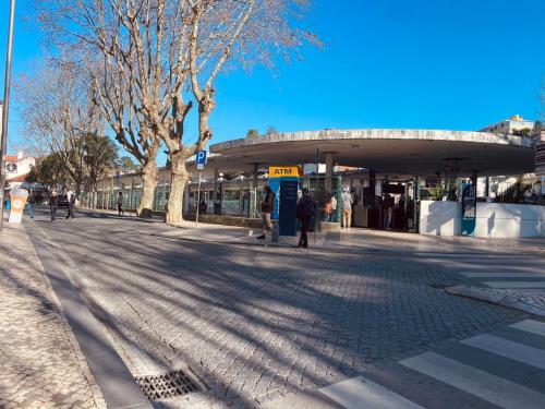 een bushalte in een stadsstraat met een boom bij Happy Holiday Sintra in Sintra