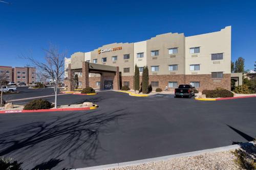 ein Hotel mit Parkplatz davor in der Unterkunft Comfort Suites University in Las Cruces