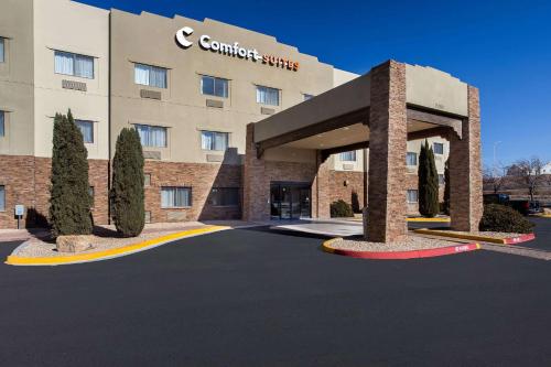 ein Hotel mit einem Gebäude in der Unterkunft Comfort Suites University in Las Cruces