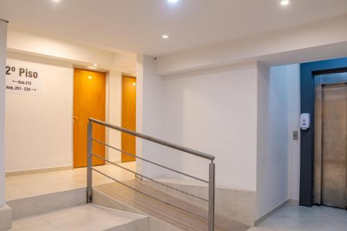 un hall avec un escalier dans un bâtiment dans l'établissement Hotel El Condado, à Villa Carlos Paz