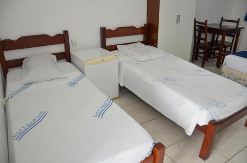 duas camas num quarto ao lado um do outro em Hotel Litoral Norte em Caraguatatuba