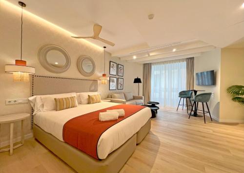 Tempat tidur dalam kamar di Apartamentos Soho Boutique Palillero