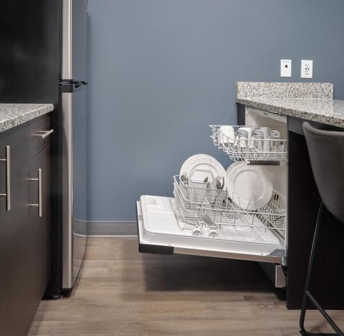 Un lave-vaisselle est disponible dans la cuisine. dans l'établissement stayAPT Suites Louisville North-Clarksville, à Clarksville