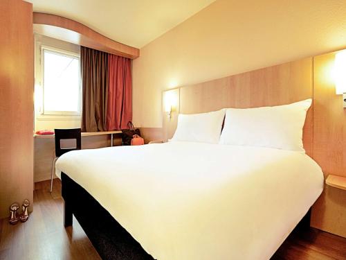 Tempat tidur dalam kamar di Ibis Girona