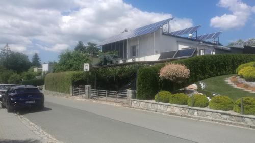 un'auto parcheggiata sul lato di una strada accanto a una casa di Apartmán na Vyhlídce a Šumperk