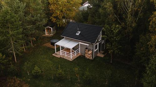 - une vue sur une petite maison dans les bois dans l'établissement HOTEL KOZI GRÓD Pokoje i Domki na Kaszubach, à Pomlewo