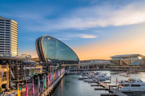 vistas a un puerto deportivo con barcos y edificios en W Sydney, en Sídney