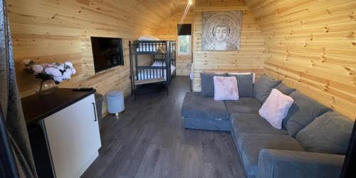 אזור ישיבה ב-Dog Friendly Stagecoach Glamping Pod with Hot Tub