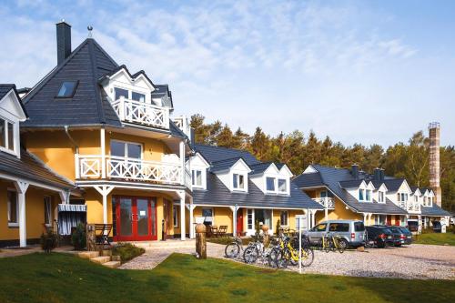 ein großes Haus mit davor geparkt in der Unterkunft Strandhäuser Blankenfohrt in Ückeritz